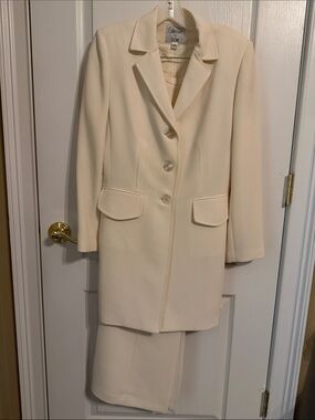 Le Suit Cream Single-Breasted Pantsuit. Perfect for the professional!